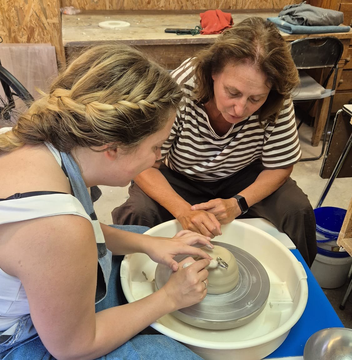 Christianne en Ellis samen aan de draaischijf in Atelier Aardwerk