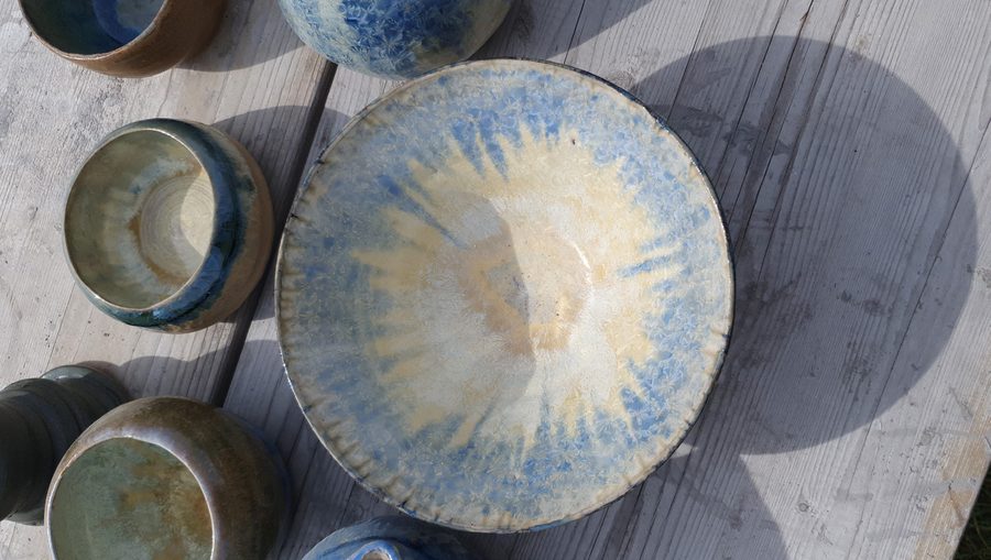 Geglazuurde schalen op een houten tafel