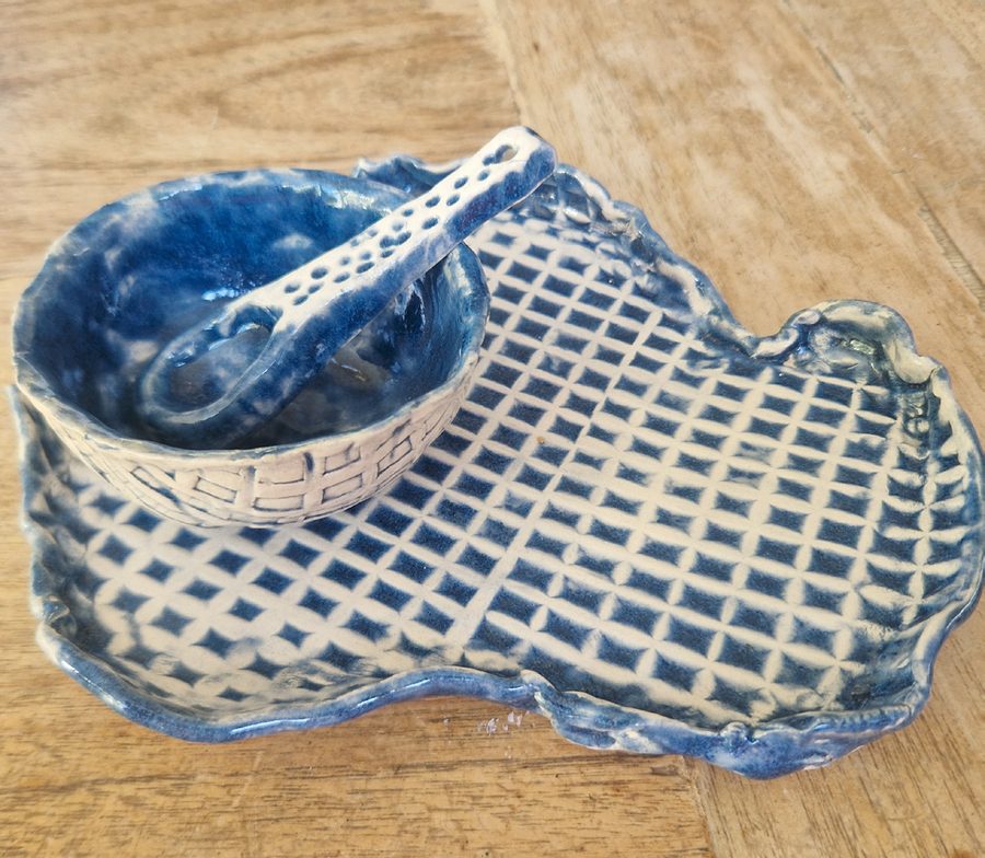 Blauw geglazuurde schaal met lepeltje