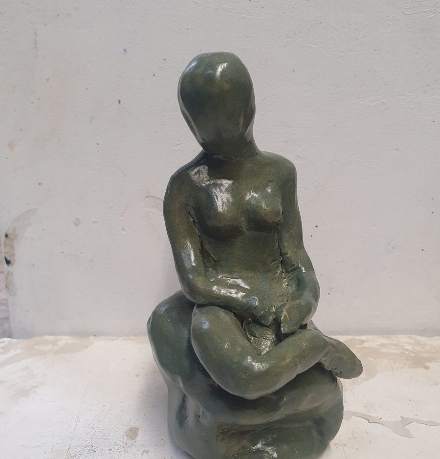 Keramisch beeld van een zittende figuur