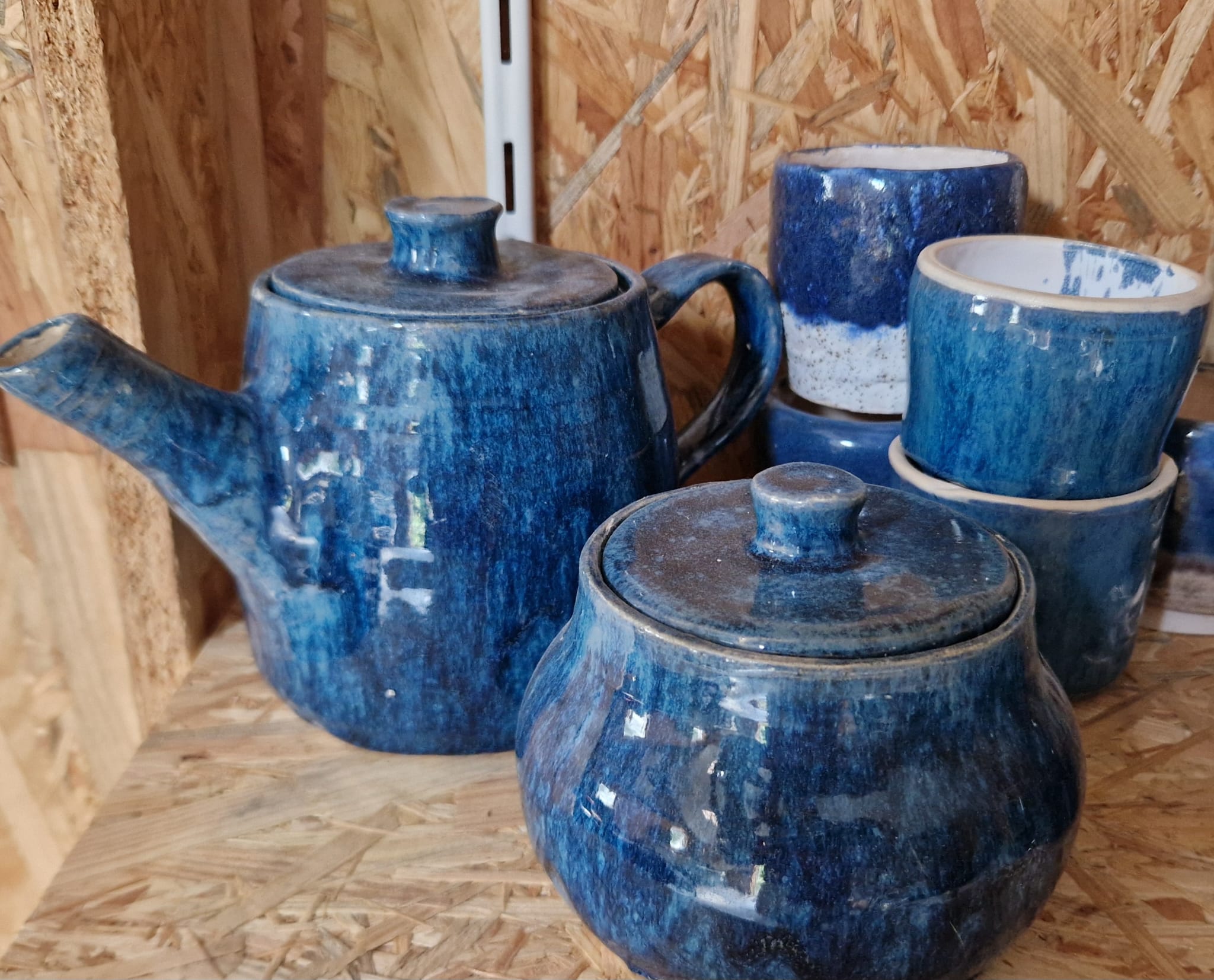 Blauw geglazuurd servies: theepot, suikerpot en bekers, gemaakt door een vaste cursist